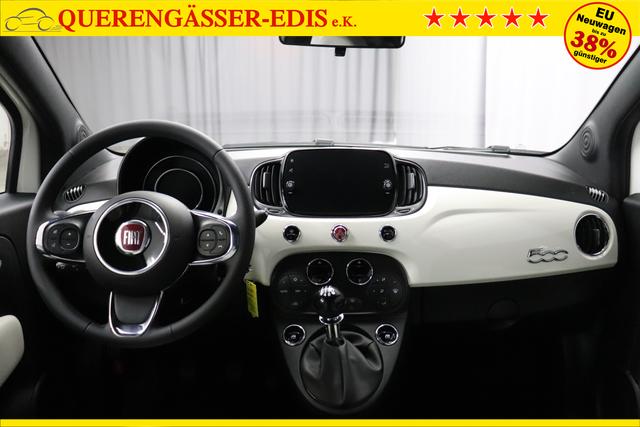 Fiat 500C Dolcevita 1.0 GSE Hybrid 51kW268 Weiß 319 - Stoff "Star" mit Einsätzen aus Vinyl Weiß/Schwarz, Ambiente Schwarz, Verdeck Elfenbein Verdeck Elfenbein "195 Rücksitzlehne geteilt umlegbar (im Verhältnis 50/50) 097 Nebelscheinwerfer 6HQ TYPEBSCHILD KUNDENDIENST ""CIAO FIAT"" 20H NAVI PAKET: - Uconnect™ Navigationssystem mit 7""-Touchscreen, Radio, USB, Bluetooth und DAB+ - Instrumentenanzeige als 7""-TFT-Farbdisplay 396 Fußmatten vorne 925 Windschott 1LR 16""-Leichtmetallfelgen 12 Doppelspeichen 803 Notrad 3K1 KOMFORT PAKET - Klimaautomatik mit Pollenfilter- Außenspiegel elektrisch verstell- und beheizbar 5CA Weiß 665 Raucher Paket"