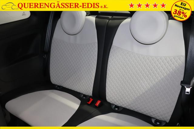 Fiat 500C Dolcevita 1.0 GSE Hybrid 51kW268 Weiß 319 - Stoff "Star" mit Einsätzen aus Vinyl Weiß/Schwarz, Ambiente Schwarz, Verdeck Elfenbein Verdeck Elfenbein "195 Rücksitzlehne geteilt umlegbar (im Verhältnis 50/50) 097 Nebelscheinwerfer 6HQ TYPEBSCHILD KUNDENDIENST ""CIAO FIAT"" 20H NAVI PAKET: - Uconnect™ Navigationssystem mit 7""-Touchscreen, Radio, USB, Bluetooth und DAB+ - Instrumentenanzeige als 7""-TFT-Farbdisplay 396 Fußmatten vorne 925 Windschott 1LR 16""-Leichtmetallfelgen 12 Doppelspeichen 803 Notrad 3K1 KOMFORT PAKET - Klimaautomatik mit Pollenfilter- Außenspiegel elektrisch verstell- und beheizbar 5CA Weiß 665 Raucher Paket"