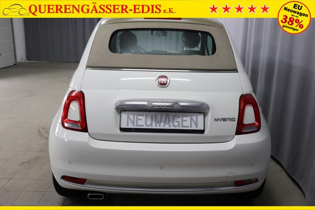 Fiat 500C Dolcevita 1.0 GSE Hybrid 51kW268 Weiß 319 - Stoff "Star" mit Einsätzen aus Vinyl Weiß/Schwarz, Ambiente Schwarz, Verdeck Elfenbein Verdeck Elfenbein "195 Rücksitzlehne geteilt umlegbar (im Verhältnis 50/50) 097 Nebelscheinwerfer 6HQ TYPEBSCHILD KUNDENDIENST ""CIAO FIAT"" 20H NAVI PAKET: - Uconnect™ Navigationssystem mit 7""-Touchscreen, Radio, USB, Bluetooth und DAB+ - Instrumentenanzeige als 7""-TFT-Farbdisplay 396 Fußmatten vorne 925 Windschott 1LR 16""-Leichtmetallfelgen 12 Doppelspeichen 803 Notrad 3K1 KOMFORT PAKET - Klimaautomatik mit Pollenfilter- Außenspiegel elektrisch verstell- und beheizbar 5CA Weiß 665 Raucher Paket"