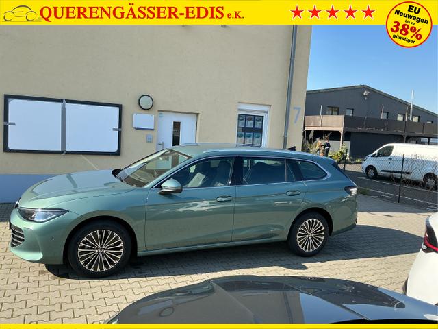 Volkswagen / Passat Variant / Grün / Elegance+AHK / Maripositgrün / , Beispielbilder, ggf. teilweise mit Sonderausstattung
