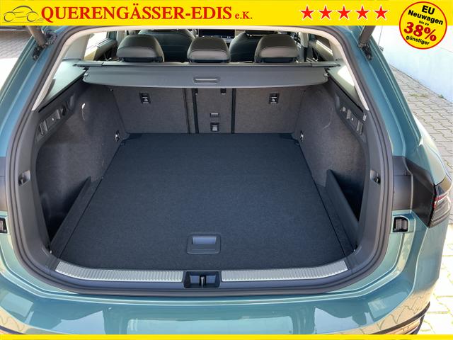 Volkswagen / Passat Variant / Grün / Elegance+AHK / Maripositgrün / , Beispielbilder, ggf. teilweise mit Sonderausstattung