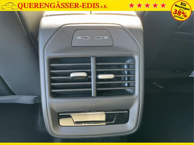 Volkswagen / Passat Variant / Grün / Elegance+AHK / Maripositgrün / , Beispielbilder, ggf. teilweise mit Sonderausstattung