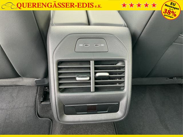 Volkswagen / Passat Variant / Schwarz / Elegance+AHK / Grenadilla Black Metalic / , Beispielbilder, ggf. teilweise mit Sonderausstattung