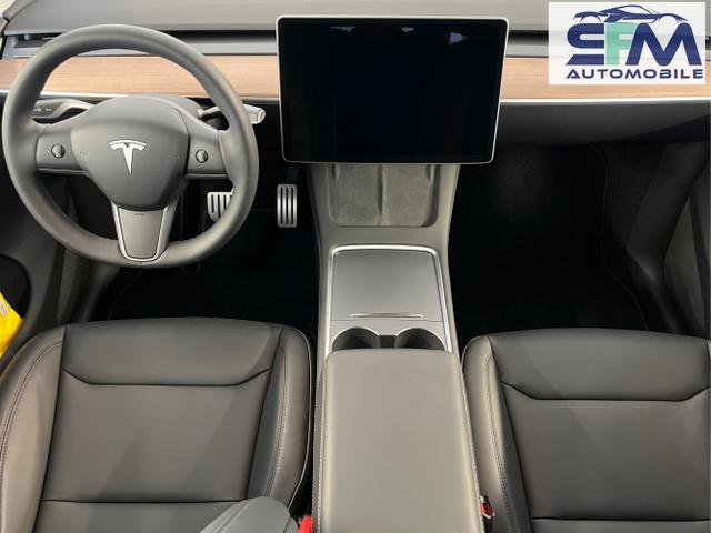 Tesla / Model Y / Schwarz / / / 393kW / 534PS