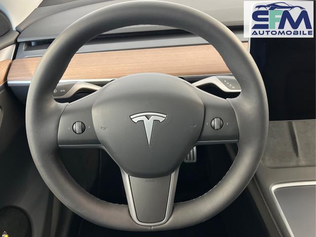 Tesla / Model Y / Schwarz / / / 393kW / 534PS