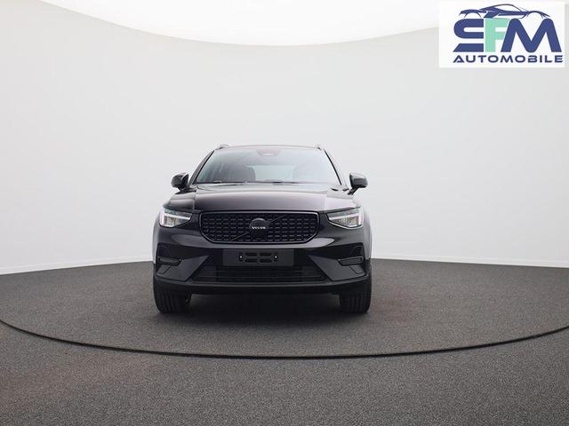Volvo XC40 2.0 Black Edition Plus B4 Mild-Hybrid 197PS Automatik elektr. PanoDach R&uuml;ckf.Kamera PDC v+h ACC el.Heckklappe Harman/Kardon-Sound Klimaautomatik Sitzheizung Lenkradheizung Apple CarPlay Android Auto 20-LM 