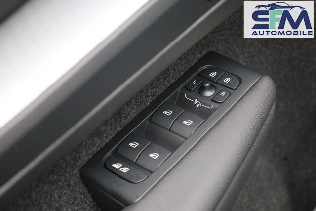 Volvo XC40 2.0 Black Edition Plus B4 Mild-Hybrid 197PS Automatik elektr. PanoDach R&uuml;ckf.Kamera PDC v+h ACC el.Heckklappe Harman/Kardon-Sound Klimaautomatik Sitzheizung Lenkradheizung Apple CarPlay Android Auto 20-LM 