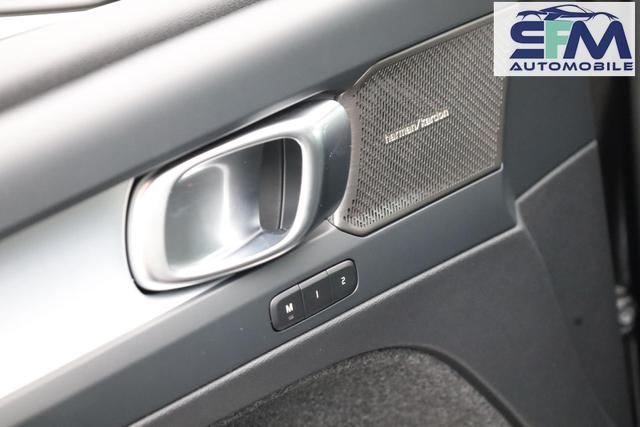 Volvo XC40 2.0 Black Edition Plus B4 Mild-Hybrid 197PS Automatik elektr. PanoDach R&uuml;ckf.Kamera PDC v+h ACC el.Heckklappe Harman/Kardon-Sound Klimaautomatik Sitzheizung Lenkradheizung Apple CarPlay Android Auto 20-LM 