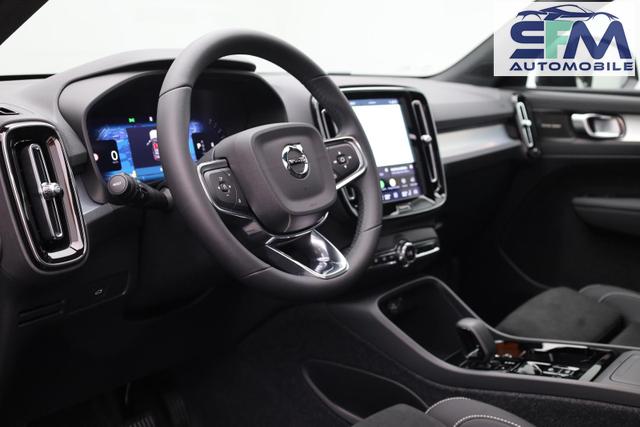 Volvo XC40 2.0 Black Edition Plus B4 Mild-Hybrid 197PS Automatik elektr. PanoDach R&uuml;ckf.Kamera PDC v+h ACC el.Heckklappe Harman/Kardon-Sound Klimaautomatik Sitzheizung Lenkradheizung Apple CarPlay Android Auto 20-LM 