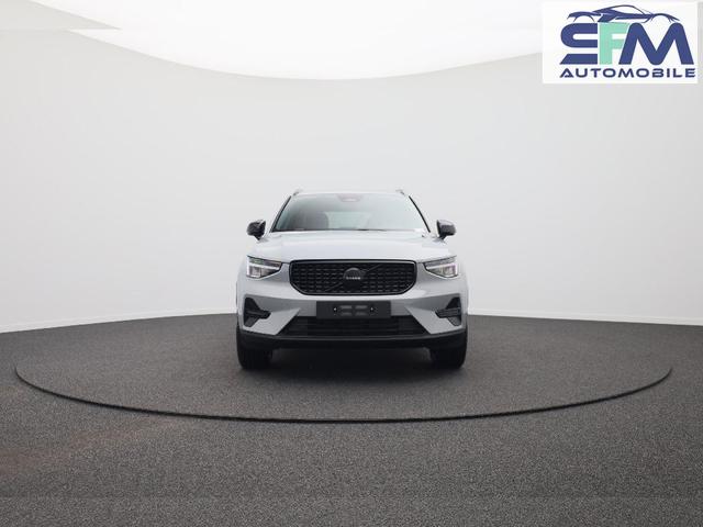 Volvo XC40 2.0 Black Edition Plus B4 Mild-Hybrid 197PS Automatik elektr. PanoDach R&uuml;ckf.Kamera PDC v+h ACC el.Heckklappe Harman/Kardon-Sound Klimaautomatik Sitzheizung Lenkradheizung Apple CarPlay Android Auto 20-LM 
