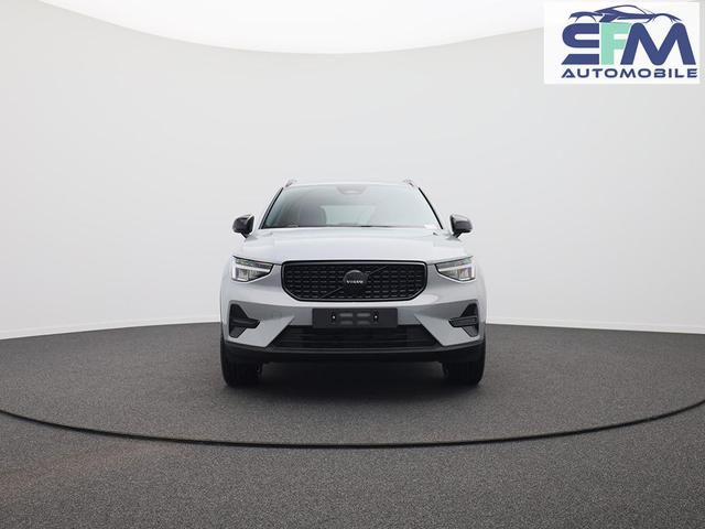 Volvo XC40 2.0 Black Edition Plus B4 Mild-Hybrid 197PS Automatik elektr. PanoDach R&uuml;ckf.Kamera PDC v+h ACC el.Heckklappe Harman/Kardon-Sound Klimaautomatik Sitzheizung Lenkradheizung Apple CarPlay Android Auto 20-LM 