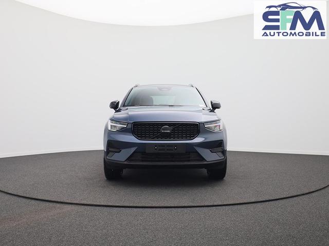 Volvo XC40 2.0 Black Edition Plus B4 Mild-Hybrid 197PS Automatik elektr. PanoDach R&uuml;ckf.Kamera PDC v+h ACC el.Heckklappe Harman/Kardon-Sound Klimaautomatik Sitzheizung Lenkradheizung Apple CarPlay Android Auto 20-LM 
