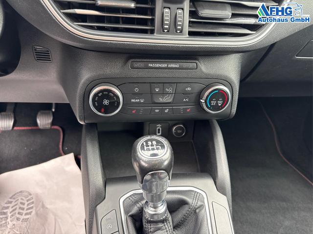 Ford / Focus / Schwarz / / / Focus 1.0 EcoBoost Cool&Connect S/S
