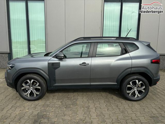Dacia Duster Extreme 1.8 HYBRID 155 (Benzin/Elektro) AUTOMATIK, 17" Alufelgen "TERGAN", Klimaautomatik, Hands-free, Rückfahrkamera, Parksensoren hinten, LED-Scheinwerfer, Radio 10" + Smartphone-Spiegelung, Abgedunkelte Scheiben, Nebelscheinwerfer, Armlehne, Dachreling, Tempo 