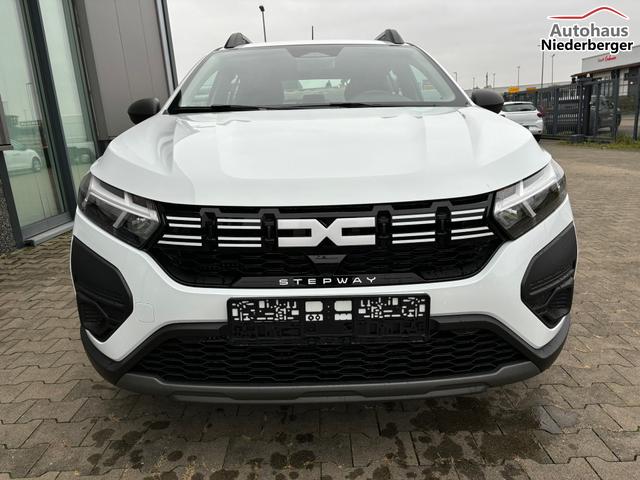 Dacia Sandero Stepway Essential 1.0 TCe 90, Klimaanlage, Parksensoren hinten, Radio/DAB/Bluetooth, Tempomat, Dachreling, 16"-Flexwheel-Räder ATARA, Spurhalteassistent, Verkehrszeichenerkennung, Elektr. Fensterheber vorne, Zentralverriegelung mit Fernbedienung 