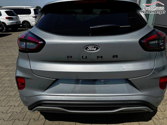 Ford Puma ST-Line 1.0 EcoBoost 125PS AUTOMATIK, SOLAR-SILVER Metallic, Elektr. Heckklappe, Key-Frey-System, Spiegel anklappbar, Induktives Laden, 17" Alu, NAVIGATION, Klimaautomatik, Privacy-Glas, Parksensoren hinten, Rückfahrkamera, Tempomat, Sportfahrwerk 