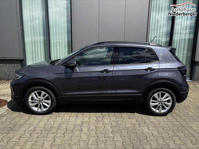 Volkswagen T-Cross LIFE 1.0 TSI 115PS DSG/AUTOMATIK, Rauch-Grau-Metallic, Parksensoren v/h, R&uuml;ckfahrkamera, Privacy-Glas, Sitzheizung, Climatronic, IQ LIGHT MATRIX-LED, Radio Ready2Discover+Wireless App-Connect, 17" Alu, KEYLESS, Lendenwirbelst&uuml;tze, M-Lederlenkrad, Dachreling 
