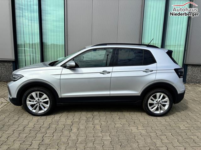 Volkswagen T-Cross LIFE 1.0 TSI 115PS DSG/AUTOMATIK, Silber-Metallic, Parksensoren v/h, Rückfahrkamera, Privacy-Glas, Sitzheizung, Climatronic, IQ LIGHT MATRIX-LED, Radio Ready2Discover+Wireless App-Connect, 17" Alu, KEYLESS, M-Lederlenkrad, Dachreling 