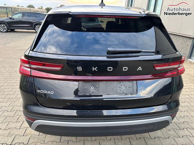 Skoda Kodiaq Selection 1.5 TSI mHEV 150PS DSG, 3J. Garantie, STANDHEIZUNG, 19" Alu, MATRIX-LED, NAVI 13", Alarm, Anhängerkupplung, Elektr. Heckklappe, ACC, 3Z-Climatronic, KESSY, Sitzheizung, Parksensoren v/h, Kamera, Fahrersitz elektr/Memory, Lederlenkrad beheizt, Virtual Coc 