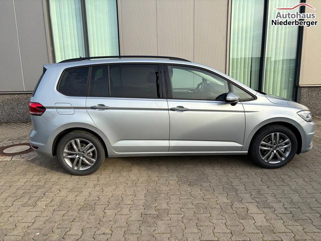 Volkswagen Touran Limited 1.5 TSI 150 PS, 17" Alu, SILBER-Metallic, Winter-Paket, Elektr. Heckklappe, Keyless, Alarm, LED-Scheinwerfer IQ-Light, Travel Assist, Parksensoren vo/hi, Rückfahrkamera, ACC, M-Lederlenkrad, Digital Cockpit, 3-Zonen-Climatronic, Radio Ready2Discover 8" 
