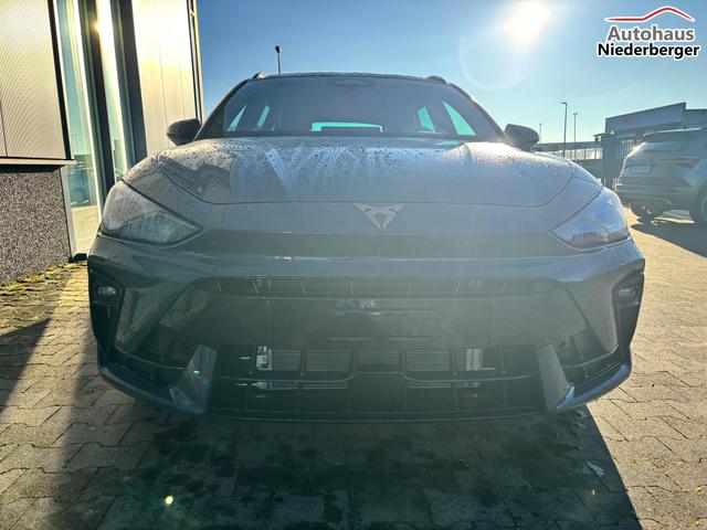 Cupra Leon Sportstourer Basis 1.5 TSI 150PS 6-Gang, 5 Jahre Garantie, AHK SCHWENKBAR, EDGE-PAKET, WINTER-PAKET, Elektr. Heckklappe, Dachreling, 18" Alu, Voll-LED-Scheinwerfer, 3Z-Climatronic, ACC/Tempomat, Digitales Cockpit, Full Link, Parksensoren v/h, Privacy-Glas, M-Lederlenkrad 