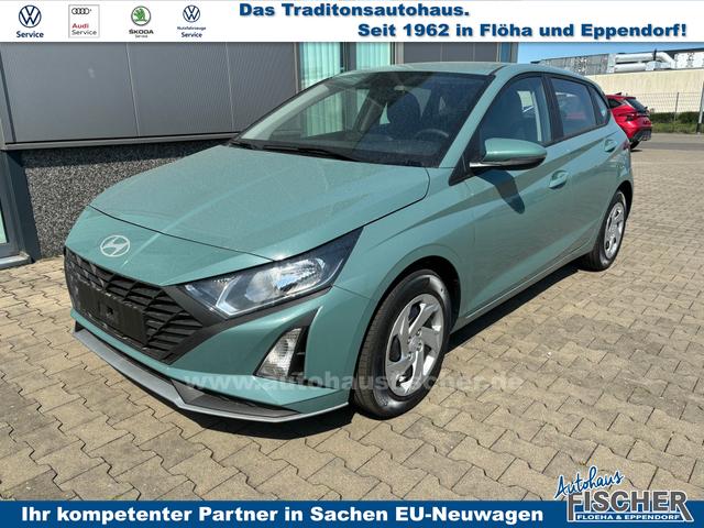 Hyundai i20 - Comfort 1.2i 79PS, Mangrove-Grün-Metallic, 5 Jahre Garantie, NAVIGATION 10,25", Klima, Parksensoren hinten, Rückfahrkamera, Alarm, Lederlenkrad, Tempomat, Armlehne vorne, Reserverad, 4x elektr. Fensterheber, Fernlicht-Assistent