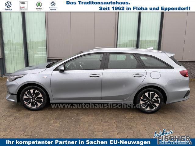 Kia Ceed Sportswagon - Spin 1.5 T-GDI 140PS 6-Gang, LUNAR-SILVER METALLIC, 16" Alu, Klimaanlage, Winter-Paket, Navi 10,25", Parksensoren hinten, Rückfahrkamera, Tempomat, Dachreling, Lederlenkrad