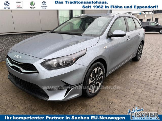 Kia Ceed Sportswagon Spin 1.5 T-GDI 140PS 6-Gang, LUNAR-SILVER METALLIC, 16" Alu, Klimaanlage, Winter-Paket, Navi 10,25", Parksensoren hinten, Rückfahrkamera, Tempomat, Dachreling, Lederlenkrad 