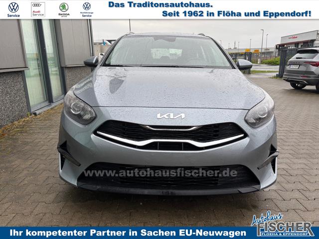 Kia Ceed Sportswagon Spin 1.5 T-GDI 140PS 6-Gang, LUNAR-SILVER METALLIC, 16" Alu, Klimaanlage, Winter-Paket, Navi 10,25", Parksensoren hinten, Rückfahrkamera, Tempomat, Dachreling, Lederlenkrad 