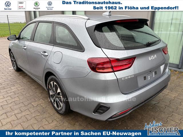 Kia Ceed Sportswagon Spin 1.5 T-GDI 140PS 6-Gang, LUNAR-SILVER METALLIC, 16" Alu, Klimaanlage, Winter-Paket, Navi 10,25", Parksensoren hinten, Rückfahrkamera, Tempomat, Dachreling, Lederlenkrad 