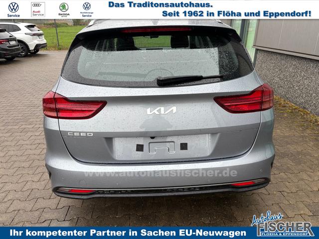 Kia Ceed Sportswagon Spin 1.5 T-GDI 140PS 6-Gang, LUNAR-SILVER METALLIC, 16" Alu, Klimaanlage, Winter-Paket, Navi 10,25", Parksensoren hinten, Rückfahrkamera, Tempomat, Dachreling, Lederlenkrad 