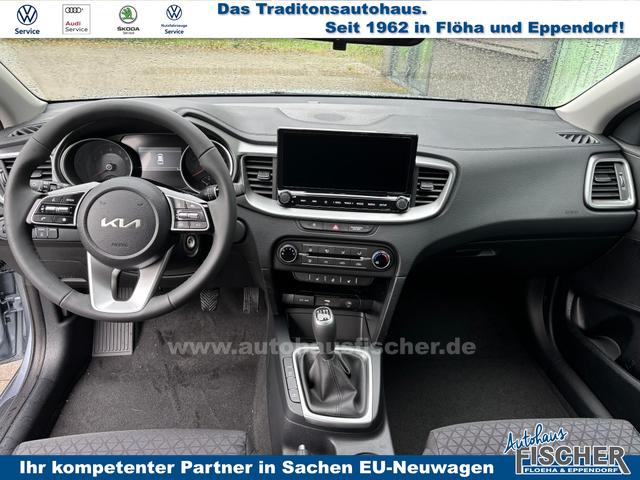 Kia Ceed Sportswagon Spin 1.5 T-GDI 140PS 6-Gang, LUNAR-SILVER METALLIC, 16" Alu, Klimaanlage, Winter-Paket, Navi 10,25", Parksensoren hinten, Rückfahrkamera, Tempomat, Dachreling, Lederlenkrad 