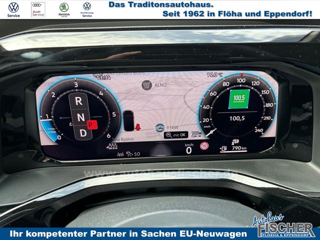Volkswagen T7 California Beach Tour 2.0 TSI 204PS DSG, 5 Sitzer + 4 Schlafplätze, 17" Alu, Drehsitze vorn, Privacy-Glas, Technikbox 230V, Aufstelldach, Klima, Parksensoren, Radio Ready2Discover App-Connect, M-Lederlenkrad, Schiebetüre links/rechts, Digital Cockpit, ACC/Tempomat 