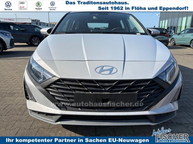 Hyundai i20 Comfort 1.2i 79PS, LUMEN-GRAY-Metallic, 5 Jahre Garantie, NAVIGATION 10,25", Klima, Parksensoren hinten, Rückfahrkamera, Alarm, Lederlenkrad, Tempomat, Armlehne vorne, Reserverad, 4x elektr. Fensterheber, Fernlicht-Assistent 