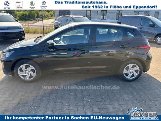 Hyundai i20 Comfort 1.2i 79PS, SCHWARZ-Metallic, 5 Jahre Garantie, NAVIGATION 10,25", Klima, Parksensoren hinten, Rückfahrkamera, Alarm, Lederlenkrad, Tempomat, Armlehne vorne, Reserverad, 4x elektr. Fensterheber, Fernlicht-Assistent 
