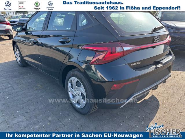 Hyundai i20 Comfort 1.2i 79PS, SCHWARZ-Metallic, 5 Jahre Garantie, NAVIGATION 10,25", Klima, Parksensoren hinten, Rückfahrkamera, Alarm, Lederlenkrad, Tempomat, Armlehne vorne, Reserverad, 4x elektr. Fensterheber, Fernlicht-Assistent 