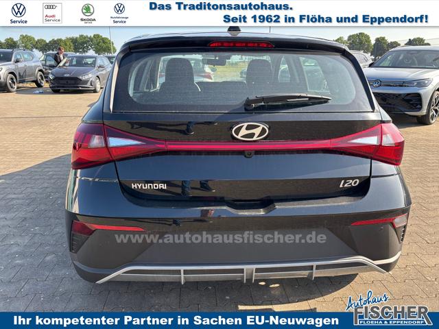 Hyundai i20 Comfort 1.2i 79PS, SCHWARZ-Metallic, 5 Jahre Garantie, NAVIGATION 10,25", Klima, Parksensoren hinten, Rückfahrkamera, Alarm, Lederlenkrad, Tempomat, Armlehne vorne, Reserverad, 4x elektr. Fensterheber, Fernlicht-Assistent 