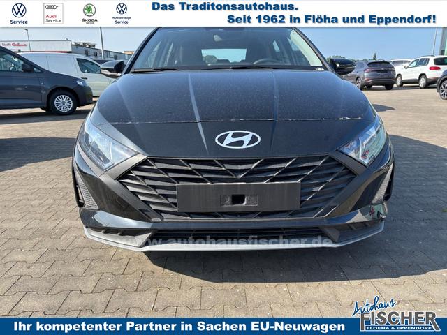 Hyundai i20 Comfort 1.2i 79PS, SCHWARZ-Metallic, 5 Jahre Garantie, NAVIGATION 10,25", Klima, Parksensoren hinten, Rückfahrkamera, Alarm, Lederlenkrad, Tempomat, Armlehne vorne, Reserverad, 4x elektr. Fensterheber, Fernlicht-Assistent 