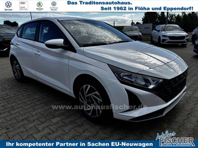 Hyundai i20 - Comfort 1.2i 79PS, Sonderfarbe ATLAS-WHITE, DESIGN-PACK: 16" ALUFELGEN + LED, 5 Jahre Garantie, NAVIGATION 10,25", Klima, Parksensoren hinten, Rückfahrkamera, Alarm, Lederlenkrad, Tempomat, Armlehne vorne, Reserverad, 4x elektr. Fensterheber, Fernlicht-Assistent