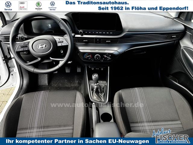 Hyundai i20 Comfort 1.2i 79PS, META-BLUE METALLIC, 5 Jahre Garantie, NAVIGATION 10,25", Klima, Parksensoren hinten, Rückfahrkamera, Alarm, Lederlenkrad, Tempomat, Armlehne vorne, Reserverad, 4x elektr. Fensterheber, Fernlicht-Assistent 