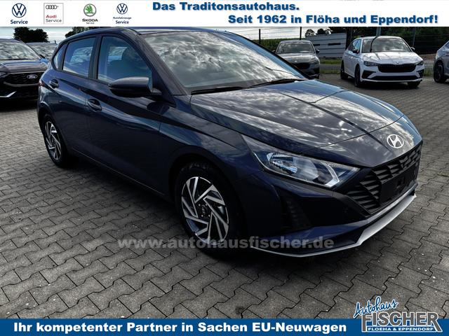 Hyundai i20 - Comfort 1.2i 79PS, AURORA-GRAU METALLIC, DESIGN-PACK: 16" ALUFELGEN + LED, 5 Jahre Garantie, NAVIGATION 10,25", Klima, Parksensoren hinten, Rückfahrkamera, Alarm, Lederlenkrad, Tempomat, Armlehne vorne, Reserverad, 4x elektr. Fensterheber, Fernlicht-Assistent