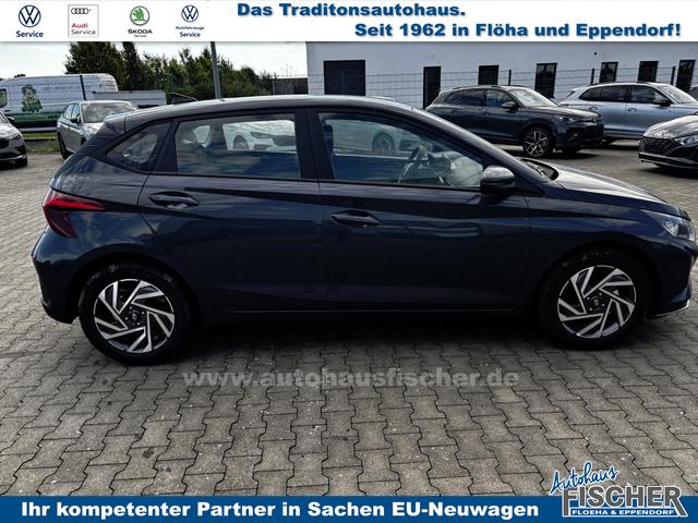 Hyundai i20 Comfort 1.2i 79PS, AURORA-GRAU METALLIC, DESIGN-PACK: 16" ALUFELGEN + LED, 5 Jahre Garantie, NAVIGATION 10,25", Klima, Parksensoren hinten, Rückfahrkamera, Alarm, Lederlenkrad, Tempomat, Armlehne vorne, Reserverad, 4x elektr. Fensterheber, Fernlicht-Assistent 