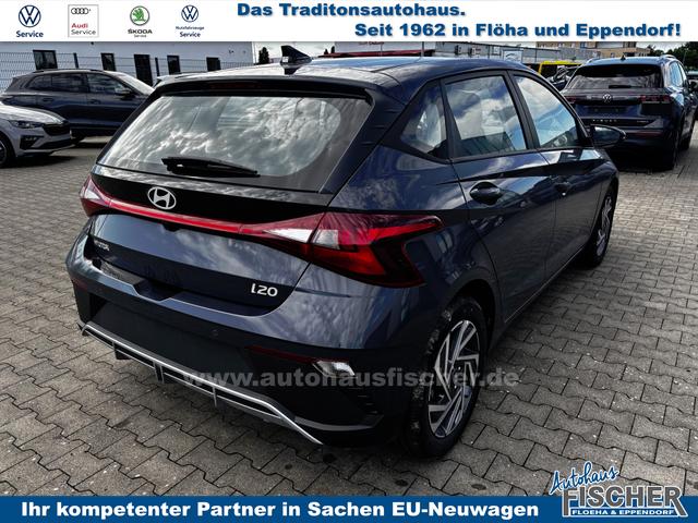 Hyundai i20 Comfort 1.2i 79PS, AURORA-GRAU METALLIC, DESIGN-PACK: 16" ALUFELGEN + LED, 5 Jahre Garantie, NAVIGATION 10,25", Klima, Parksensoren hinten, Rückfahrkamera, Alarm, Lederlenkrad, Tempomat, Armlehne vorne, Reserverad, 4x elektr. Fensterheber, Fernlicht-Assistent 