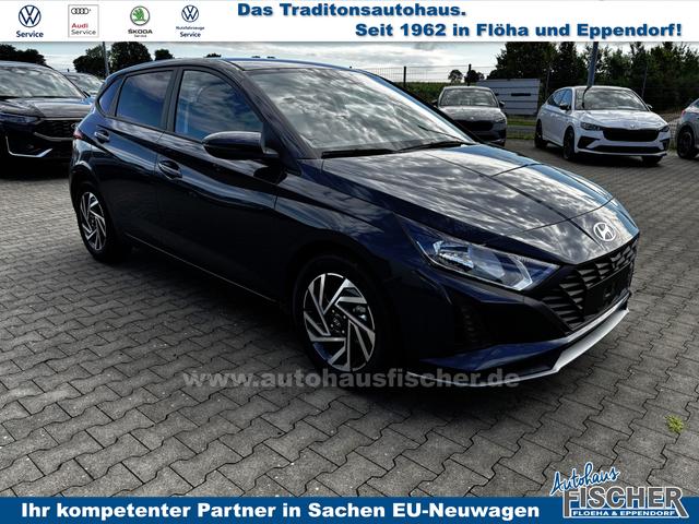Hyundai i20 - Family 1.2i 79PS, AURORA-GRAU METALLIC, WINTER-PAKET, KLIMAAUTOMATIK, 16" ALUFELGEN, 5 Jahre Garantie, NAVIGATION 10,25", Parksensoren hinten, Rückfahrkamera, Alarm, Lederlenkrad, Tempomat, Armlehne vorne, Reserverad, 4x elektr. Fensterheber, Fernlicht-Assisten