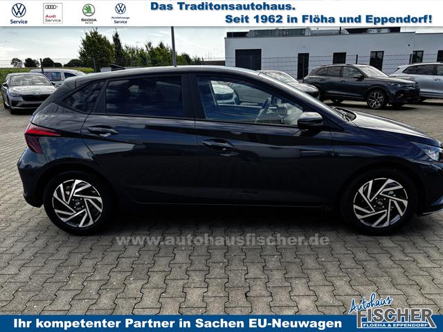 Hyundai i20 Family 1.2i 79PS, AURORA-GRAU METALLIC, WINTER-PAKET, KLIMAAUTOMATIK, 16" ALUFELGEN, 5 Jahre Garantie, NAVIGATION 10,25", Parksensoren hinten, Rückfahrkamera, Alarm, Lederlenkrad, Tempomat, Armlehne vorne, Reserverad, 4x elektr. Fensterheber, Fernlicht-Assisten 