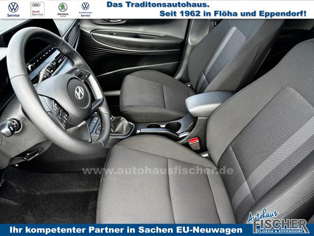 Hyundai i20 Family 1.2i 79PS, AURORA-GRAU METALLIC, WINTER-PAKET, KLIMAAUTOMATIK, 16" ALUFELGEN, 5 Jahre Garantie, NAVIGATION 10,25", Parksensoren hinten, Rückfahrkamera, Alarm, Lederlenkrad, Tempomat, Armlehne vorne, Reserverad, 4x elektr. Fensterheber, Fernlicht-Assisten 