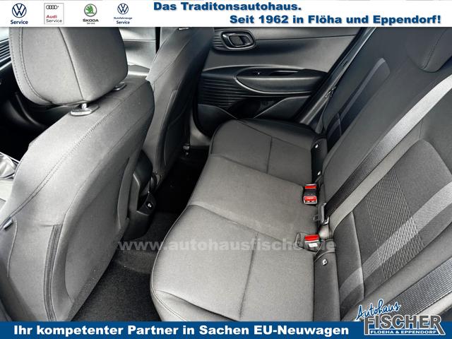 Hyundai i20 Family 1.2i 79PS, AURORA-GRAU METALLIC, WINTER-PAKET, KLIMAAUTOMATIK, 16" ALUFELGEN, 5 Jahre Garantie, NAVIGATION 10,25", Parksensoren hinten, Rückfahrkamera, Alarm, Lederlenkrad, Tempomat, Armlehne vorne, Reserverad, 4x elektr. Fensterheber, Fernlicht-Assisten 