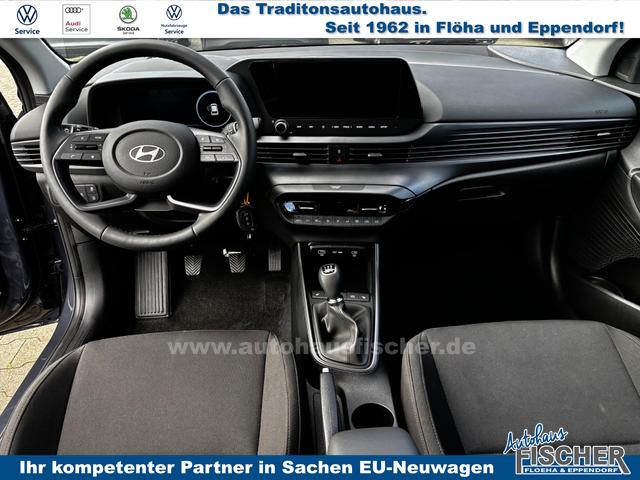 Hyundai i20 Family 1.2i 79PS, AURORA-GRAU METALLIC, WINTER-PAKET, KLIMAAUTOMATIK, 16" ALUFELGEN, 5 Jahre Garantie, NAVIGATION 10,25", Parksensoren hinten, Rückfahrkamera, Alarm, Lederlenkrad, Tempomat, Armlehne vorne, Reserverad, 4x elektr. Fensterheber, Fernlicht-Assisten 