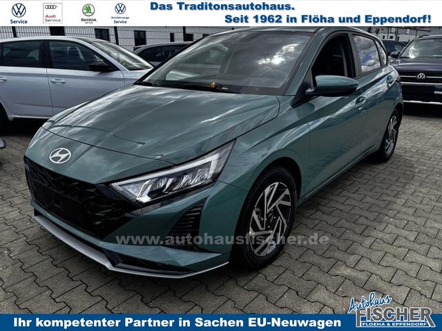Hyundai i20 - Family 1.2i 79PS, MANGROVE-PEARL, FULL-LED-SCHEINWERFER, WINTER-PAKET, KLIMAAUTOMATIK, 16" ALUFELGEN, 5 Jahre Garantie, NAVIGATION 10,25", Parksensoren hinten, Rückfahrkamera, Alarm, Lederlenkrad, Tempomat, Armlehne vorne, Reserverad, 4x elektr. Fensterheber