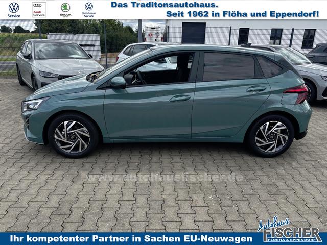 Hyundai i20 Family 1.2i 79PS, MANGROVE-PEARL, FULL-LED-SCHEINWERFER, WINTER-PAKET, KLIMAAUTOMATIK, 16" ALUFELGEN, 5 Jahre Garantie, NAVIGATION 10,25", Parksensoren hinten, Rückfahrkamera, Alarm, Lederlenkrad, Tempomat, Armlehne vorne, Reserverad, 4x elektr. Fensterheber 